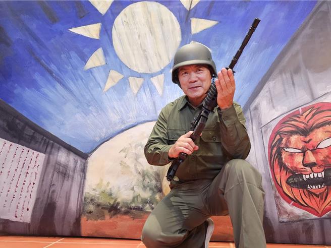 金門老兵召集令超夯，縣府加碼將尚義機場的金門形象館重新改裝成小攝影棚，讓漏拍美照的老兵們可以就近取材拍照。（圖／金門縣觀光處提供）