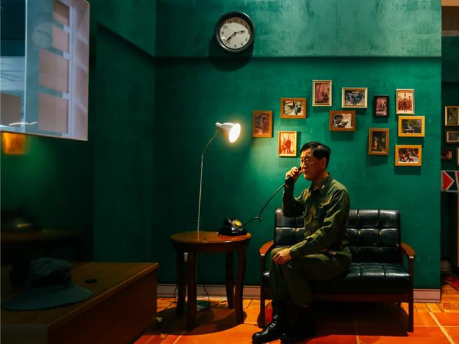 金門尚義機場形象館改裝之攝影棚內部空間充滿各種復古裝飾，宛如讓人置身實體的舊照相館。（圖／金門縣觀光處提供）