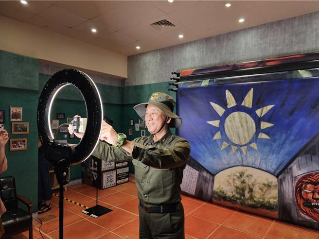 到館的民眾可以利用現場可移動式的燈架，來調整光源的亮度以及色溫，找出最合適的拍照的角度。（圖／金門縣觀光處提供）