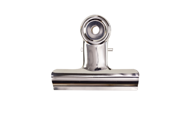 原PO分享把纸抹布折成「W」的形状，用山型夹夹住，再夹到窗户沟槽擦拭，就能轻松带走灰尘。（示意图／Shutterstock）