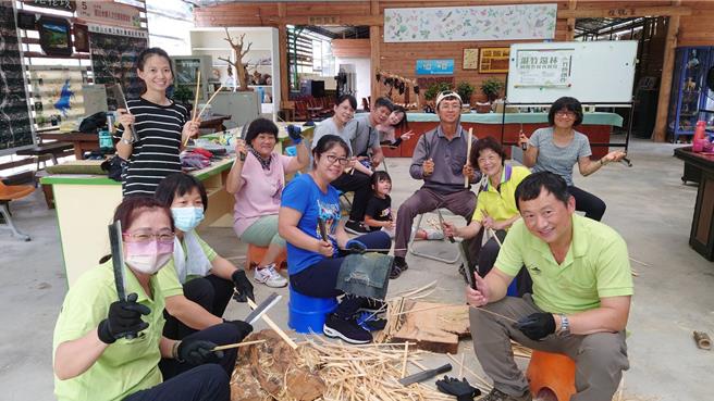 社區參與湖山水庫周邊竹林退竹計畫所伐除的廢棄竹子進行創作。（林保署南投分署提供）