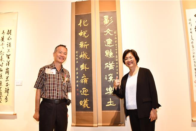 「彰化美术•艺邑三百—彰化建县300年艺术特展」9日起于彰化县立美术馆展出，彰化县长王惠美（右）与书法名家吴肇勋（左）邀请各界前来欣赏参展作品。（彰化县政府提供／孙英哲彰化传真）