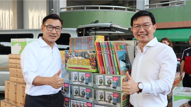 台中山城客家鄉親馬先生低調捐出168箱圖書，12所國小受惠。（江啟臣提供／陳淑娥台中傳真）