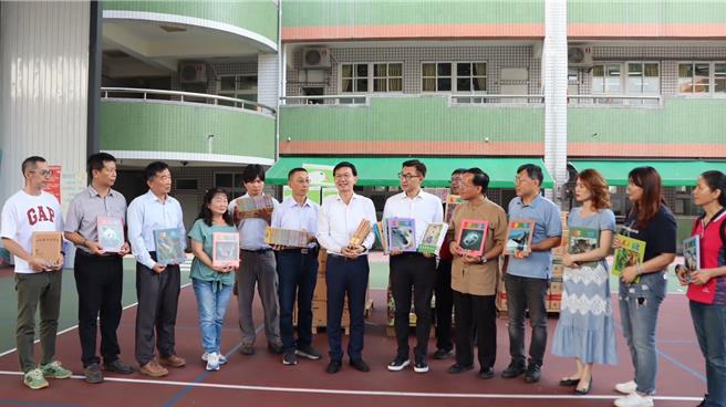 台中山城客家鄉親馬先生低調捐出168箱圖書，12所國小受惠。（江啟臣提供／陳淑娥台中傳真）