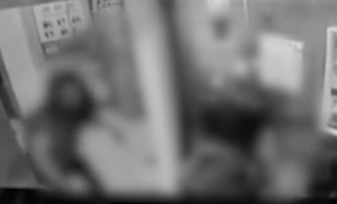 大陆有男子酒后持刀伤害，岳母和妻子刺伤「浑身是血」搭电梯仓皇逃离。（图／翻摄自微博）