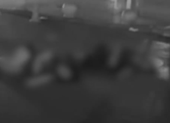 遭砍伤的岳母和妻子，2人逃出电梯后，疑因体力不支倒卧在大马路上。（图／翻摄自微博）