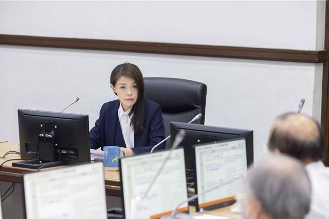 新竹市长高虹安表示，大新竹轻轨计画将依各方意见务实检讨，并研究此案延伸至高铁新竹站，以县市合作共推大新竹轻轨为方向，做为新竹轻轨推动的重要参考依据。（新竹市政府提供／陈育贤新竹传真）