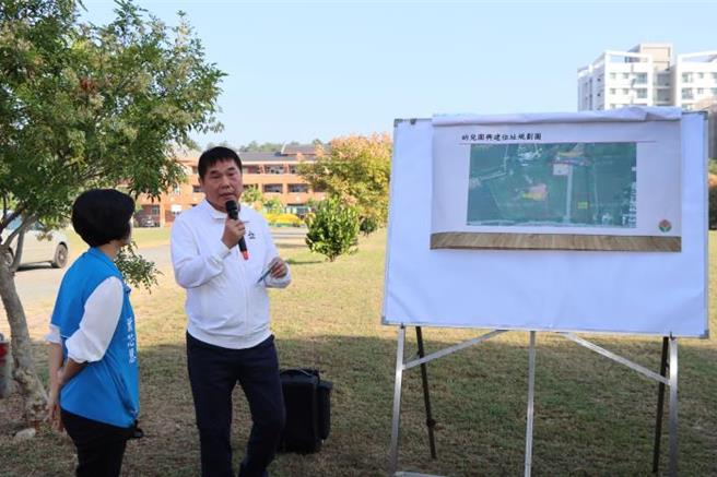 苗栗县长锺东锦9日上午会勘头份市建国国中慈辉分校校地，研拟改建成幼儿园。（苗栗县政府提供／谢明俊苗栗传真）