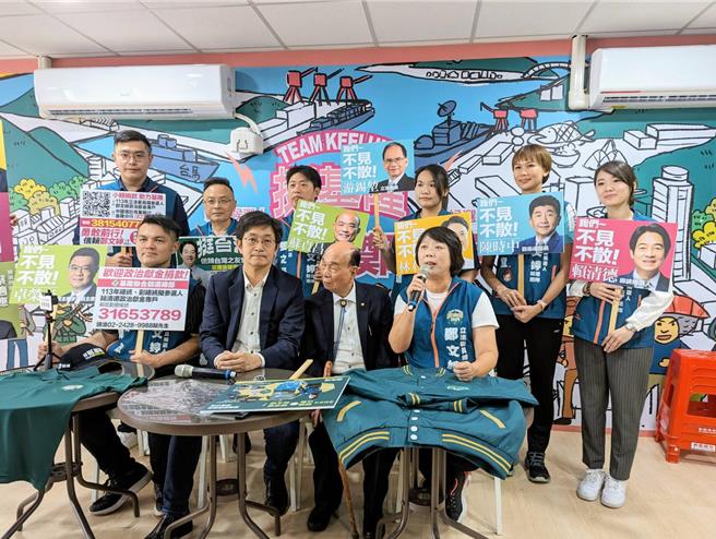 立法委員蔡適應（前排左2）、國策顧問童永（前排右2）、基隆立法委員參選人鄭文婷（前排右1）共同預告將於11月11日成立賴清德、鄭文婷聯合競總。（張志康攝）