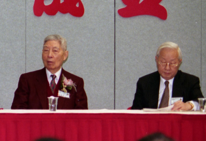 1999年2月27日，李国鼎（左）与张忠谋出席「社会大学未来领袖学院」开学典礼。（资料照）