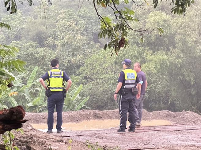 旗山区台28线产业道路旁一处高约2层楼以上的空地遭人倾倒废弃物，由于位于代天府宫庙附近，居民连日来闻到恶臭，加上沿路发现该产业道路被重车压损毁坏，怀疑遭人恶意倾倒有害废弃物。