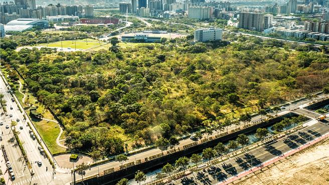 台大竹北分部设校沉寂23年，地方希望拨用閒置校地设高中，台大回文研拟「台大预修生」制度，县长杨文科指不满意，要再持续沟通。（罗浚滨摄）