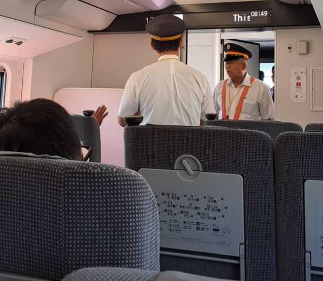 台铁遇「大师捉妖」，超狂画面引起网友讨论。（图／翻摄自爆料公社）