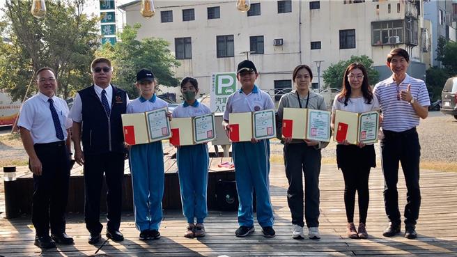 瑞城国小学生日前代表大里区农会参加台中市四健尬看麦作业组成果发表荣获亚军，大里区农会总干事赖东阳（左二）9日一早也到场颁奖表扬。（大里区农会提供／潘虹恩台中传真）