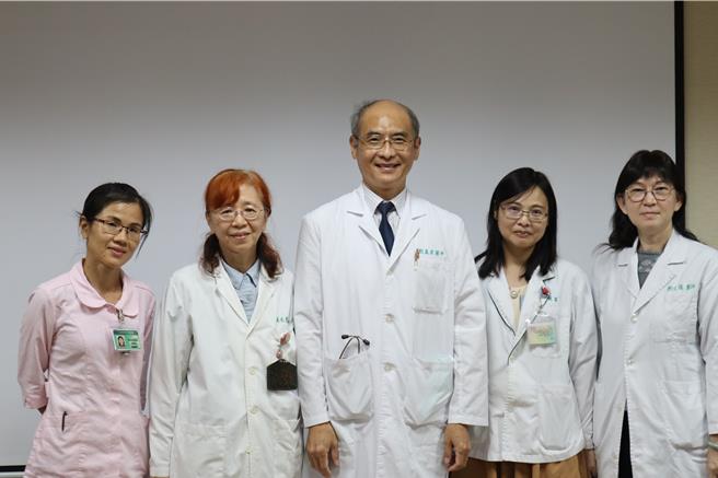 仁慈醫院糖尿病團隊重視糖友眼睛健康，呼籲每年至少做1次眼底檢查。左起眼科個案管理師張淑惠、眼科主任醫師張冬蕙、 仁慈醫院副院長劉益宏、糖尿病衛教師粘美娜、新陳代謝科主任醫師鄭文儀。（邱立雅攝）