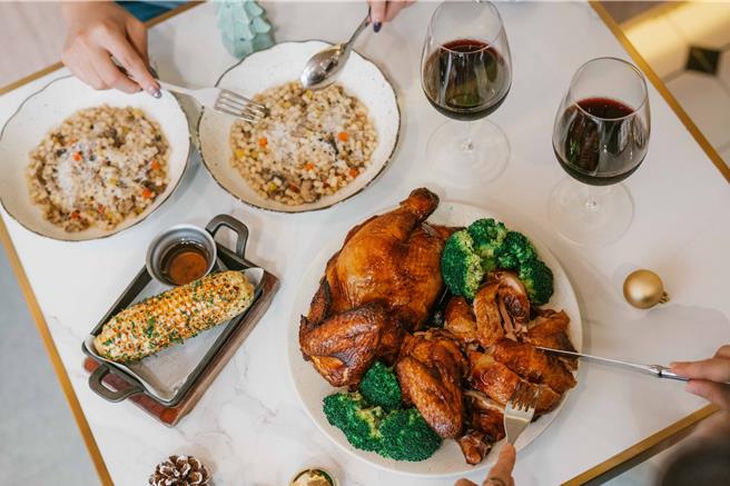 PASTAIO香烤全鸡欢聚组适合2至4人分享，原价2600元，早鸟优惠价2200元。 (PASTAIO提供)