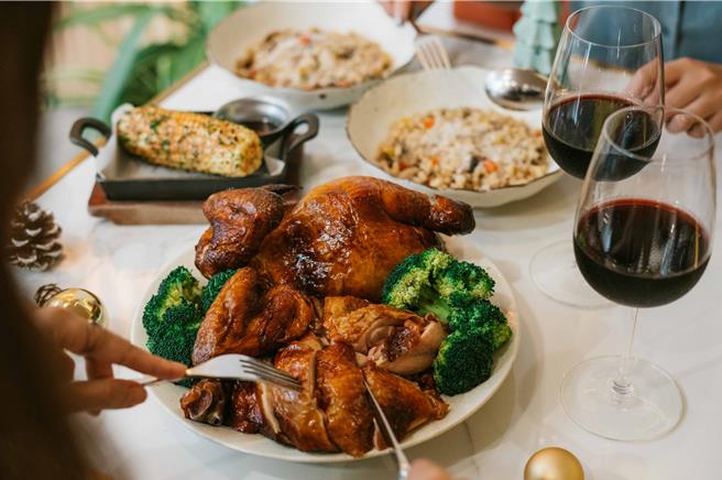 香烤全鸡严选台东野放玉米鸡，融合港式烤糯米鸡制作，耗时费工，皮脆肉嫩。(PASTAIO提供)