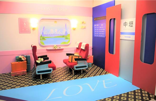 中坜户政所打造爱旅列车，供登记结婚新人拍照留念。（中坜户政所提供／吕筱蝉桃园传真）