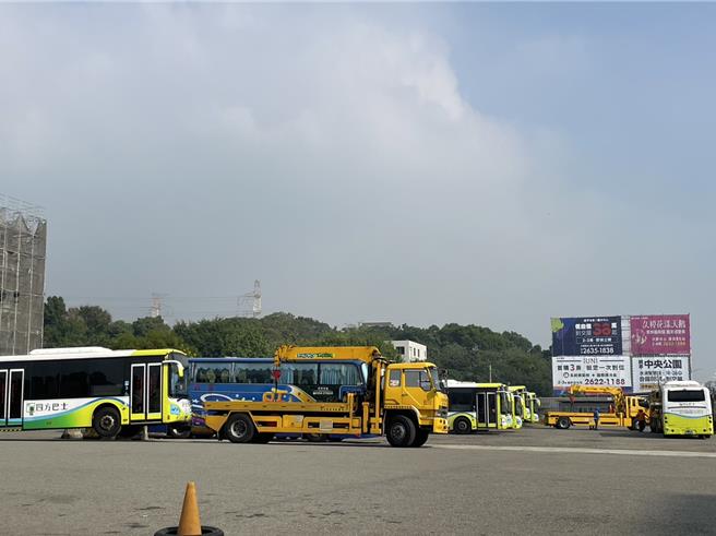 四方公司疑欠银行2亿元，公车这2天陆续被银行拖走。（曾威提供／张亦惠台中传真）