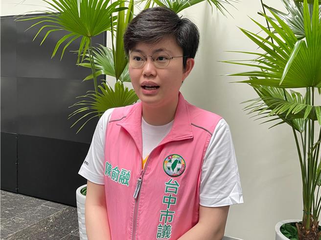 台中市议员陈俞融表示，四方公司欠债车辆被拖走，要求市府妥善因应。（张亦惠摄）