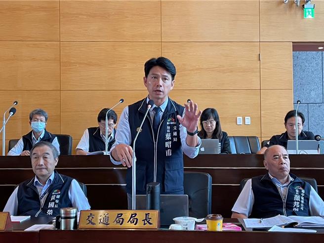 交通局长叶昭甫说明，已经收到法院的执行命令，不会再拨款给四方公司，市府目前也联繫不上四方公司董事长。（张亦惠摄）