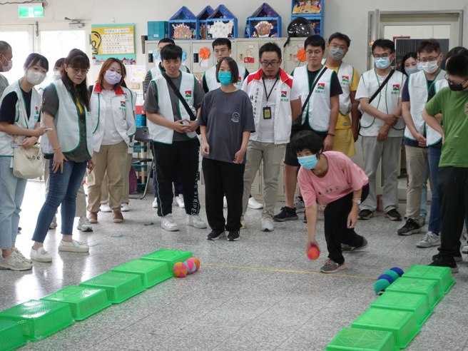 信义志工陪同爱启儿进行特奥滚球竞赛活动，让爱启儿从运动中得到乐趣。(图/信义房屋 提供)