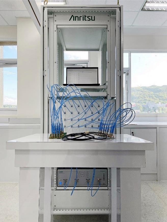 龍華科技大學攜手Anritsu安立知公司，共同開發43.5 GHz 24埠全交換式 (Non-blocking) 自動切換測試系統，搭配安立知自動測試軟體，成功應用於USB4被動纜線全自動測試。（校方提供）