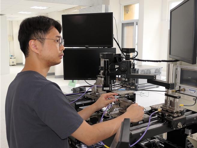 龍華科技大學攜手Anritsu安立知公司，共同開發43.5 GHz 24埠全交換式 (Non-blocking) 自動切換測試系統，搭配安立知自動測試軟體，成功應用於USB4被動纜線全自動測試。（校方提供）