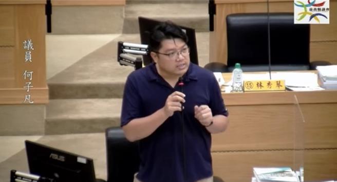 嘉义县议员何子凡9日针对老师没冷气吹、电费支应质询县府教育处。（吕妍庭翻摄）