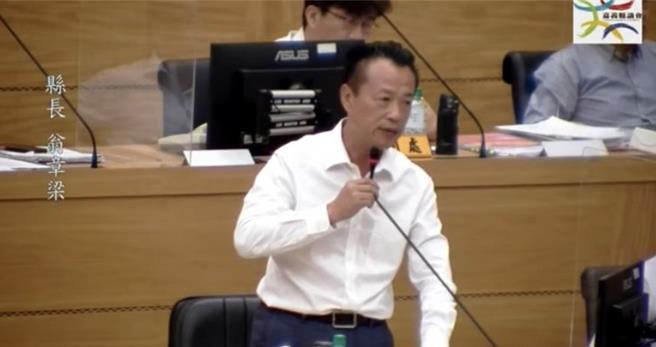 嘉义县长翁章梁当场回映，「每个学校教职员冷气使用电费，应该由学校来支出」。（吕妍庭翻摄）