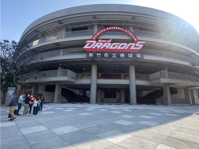 新竹市長高虹安9日表示，新竹棒球場必須重新計算結構安全，在結構安全未經確認之前，棒球場地下停車場研擬將先辦理收回與封場，並研議動工期間禁停。（陳育賢攝）
