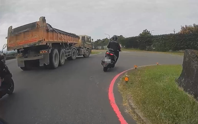 砂石車閃右轉燈數20秒，機車騎士加速驚險通過。（圖／翻攝自臉書爆料公社二社）