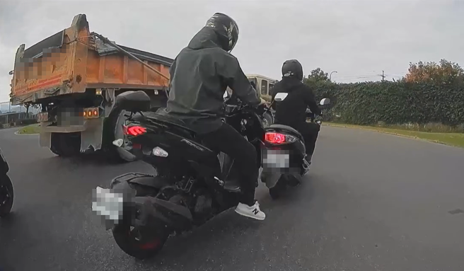 另外2輛機車騎士眼看過不了，緊急煞車還造成追撞。（圖／翻攝自臉書爆料公社二社）