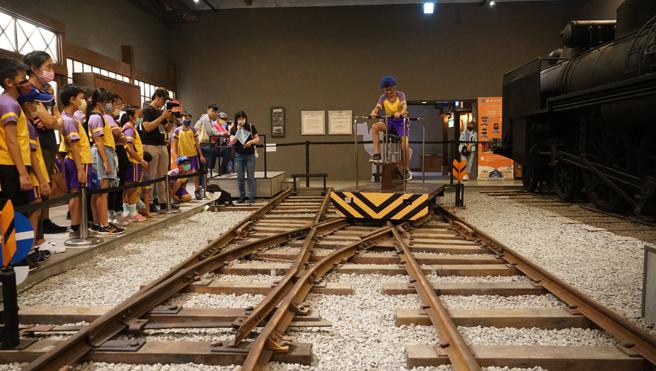 哈瑪星台灣鐵道館還能體驗台車與轉轍器。（圖片來源：高雄歷史博物館提供）
