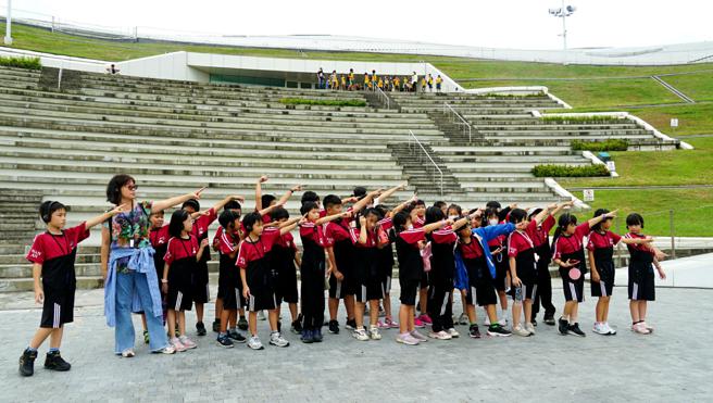 師生在衛武營深入了解國家級場館環境及建築特色。（圖片來源：高雄歷史博物館提供）
