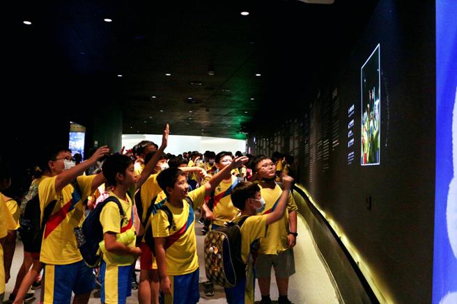 學生在衛武營的時光迴廊體驗虛擬實境互動。（圖片來源：高雄歷史博物館提供）