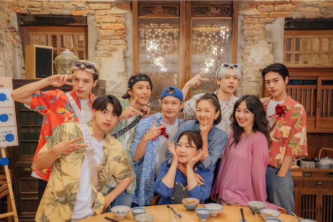 Ozone来到台南与三位漂亮姊姊嘉宾张秀卿（前排中）、六月（前排右二）、蔡灿得（前排右一），来场浪漫的老派约会。（MyVideo提供）