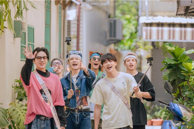 佳辰（左起）、子翔、祖安、焕钧、文廷、哲言到台南体验復古风情。（MyVideo提供）