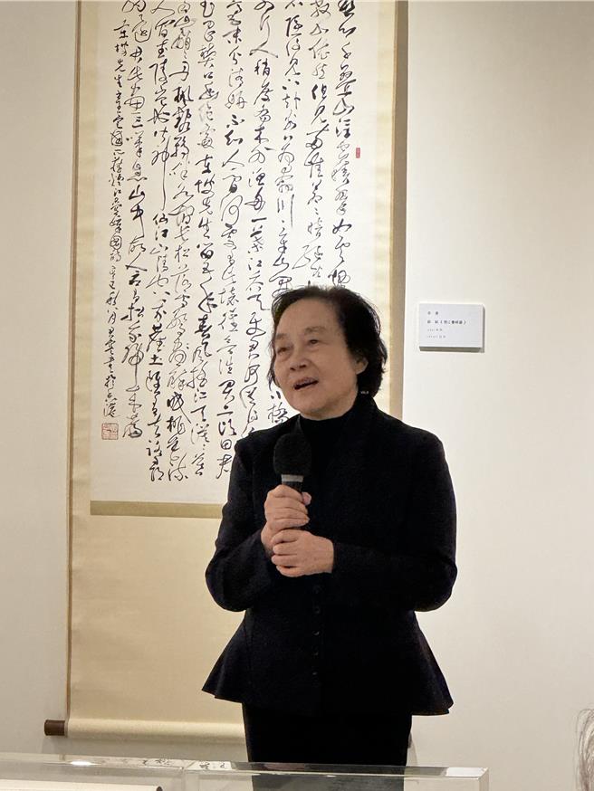 黄君实的夫人庞志英11月9日出席《黄君实书法展》开幕，分享他对书法的热爱之情。（李怡芸摄）