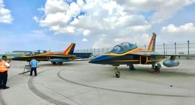 两架全新涂装的陆制L-15A攻击/战斗教练机11月6日飞抵阿拉伯联合大公国，这是中方与阿联成功签约后，它们首度公开亮相。（央视）