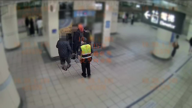 台北市1名七旬林姓老翁，昨（8）日晚間21時許，在西門捷運站僅因搭乘電梯與乘客發生輕微碰撞衍生口角糾紛，竟從隨身提袋中取出水果刀向該名乘客作勢揮舞恐嚇。（翻攝畫面）