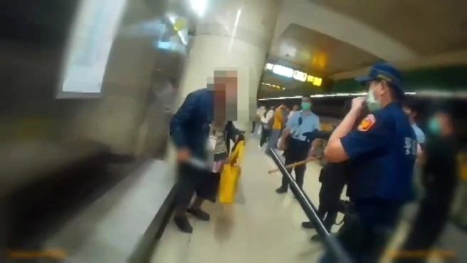 警方獲報到場壓制。（翻攝畫面）