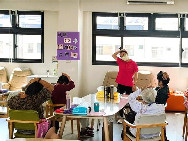 为了照顾在地长辈，大里区农会携手顾哲铭医师团队利用农会旁3层楼办公室成立日照中心，9日举办开幕，多位长辈们一同运动，促进肢体健康。（潘虹恩摄）