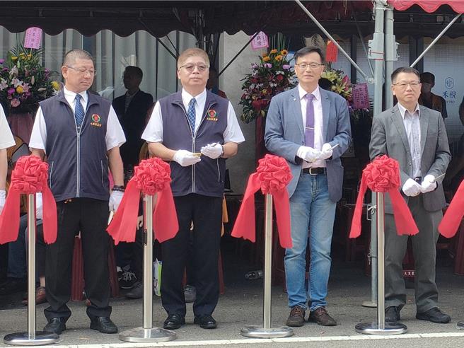 为了照顾在地长辈，大里区农会携手医师团队利用农会旁3层楼办公室成立日照中心，9日举办开幕，总干事赖东阳（左二）、医师顾哲铭（右二）等人一同剪彩。（潘虹恩摄）