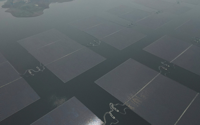 吉魯塔（Cirata）浮動太陽能發電場坐落在西爪哇省（West Java）一處面積200公頃的水庫上，距首都雅加達約130公里遠，產生電力預計足供5萬戶家庭。(圖/ 路透社)