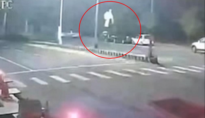 彰化县溪州乡中山路2段黄雨衣暗夜飘浮过马路事件6日相关影片在社群平台流传后引发热议。（民眾提供／孙英哲彰化传真）