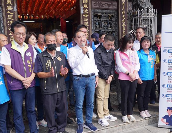 侯友宜(持麥克風者)說，他會按照自己的選舉步驟往前走，他很了解韓國瑜市長，2人的信念都是一樣，一心一意保家衛國，守護中華民國，感謝韓與他並肩作戰，希望能贏回國家、贏回人民的生命安全。(吳建輝攝)