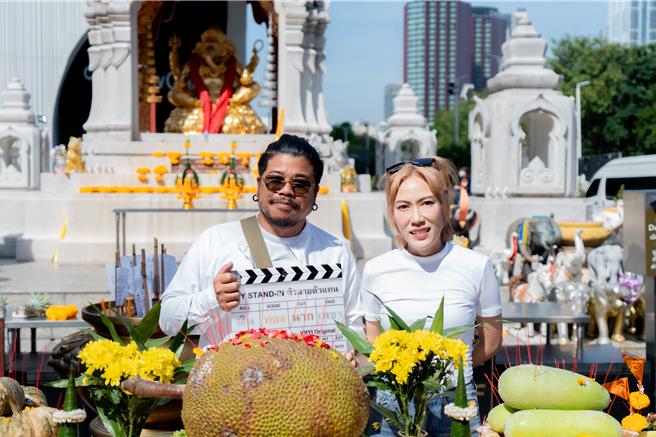 《职业替身》导演Khom（左）和Pepzi，同时也为2022年《黑帮少爷爱上我》导演。（爱奇艺国际站提供）