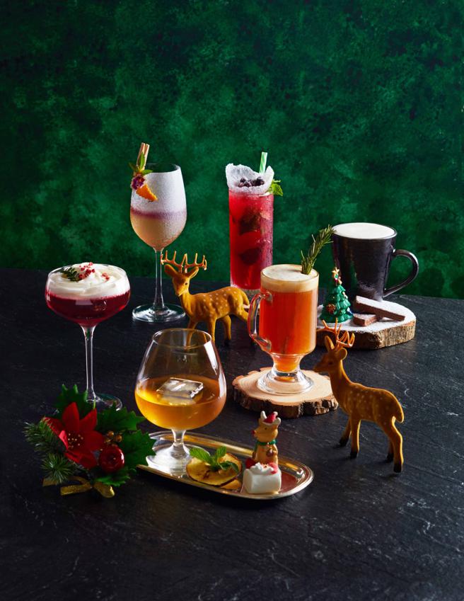 耶诞特调「雪地里相爱」（左起）、「圣诞节的日落」、「苹果超派」、「我莓了」、「卖女孩的小火柴」及「成人的热可可」。（Asia49提供）★《中时新闻网》关心您：饮酒过量，有碍健康。酒后不开车，安全有保障！