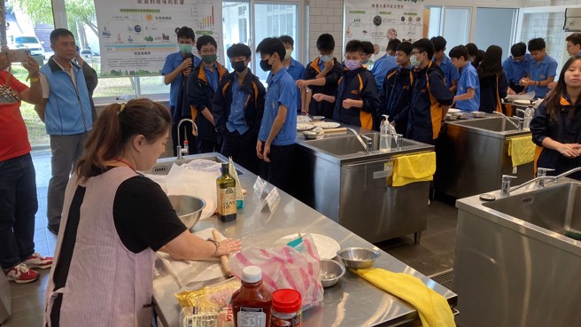 农教育专业人员入校透过「生乳起司好好吃」、「窑烤披萨真减碳」两项体验活动，更体会珍惜食材不浪费，共享食物的美好价值。(戴志扬翻摄)
